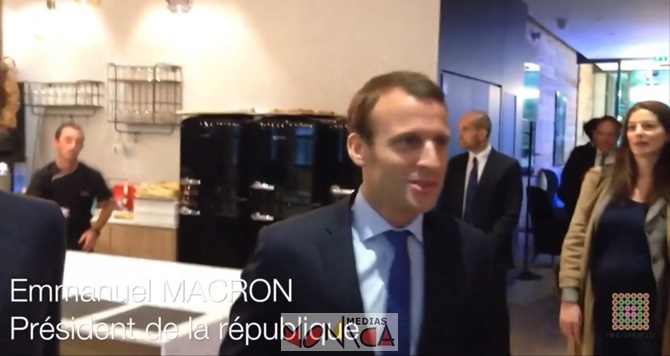 Emmanuel Macron se mesure au mur digital